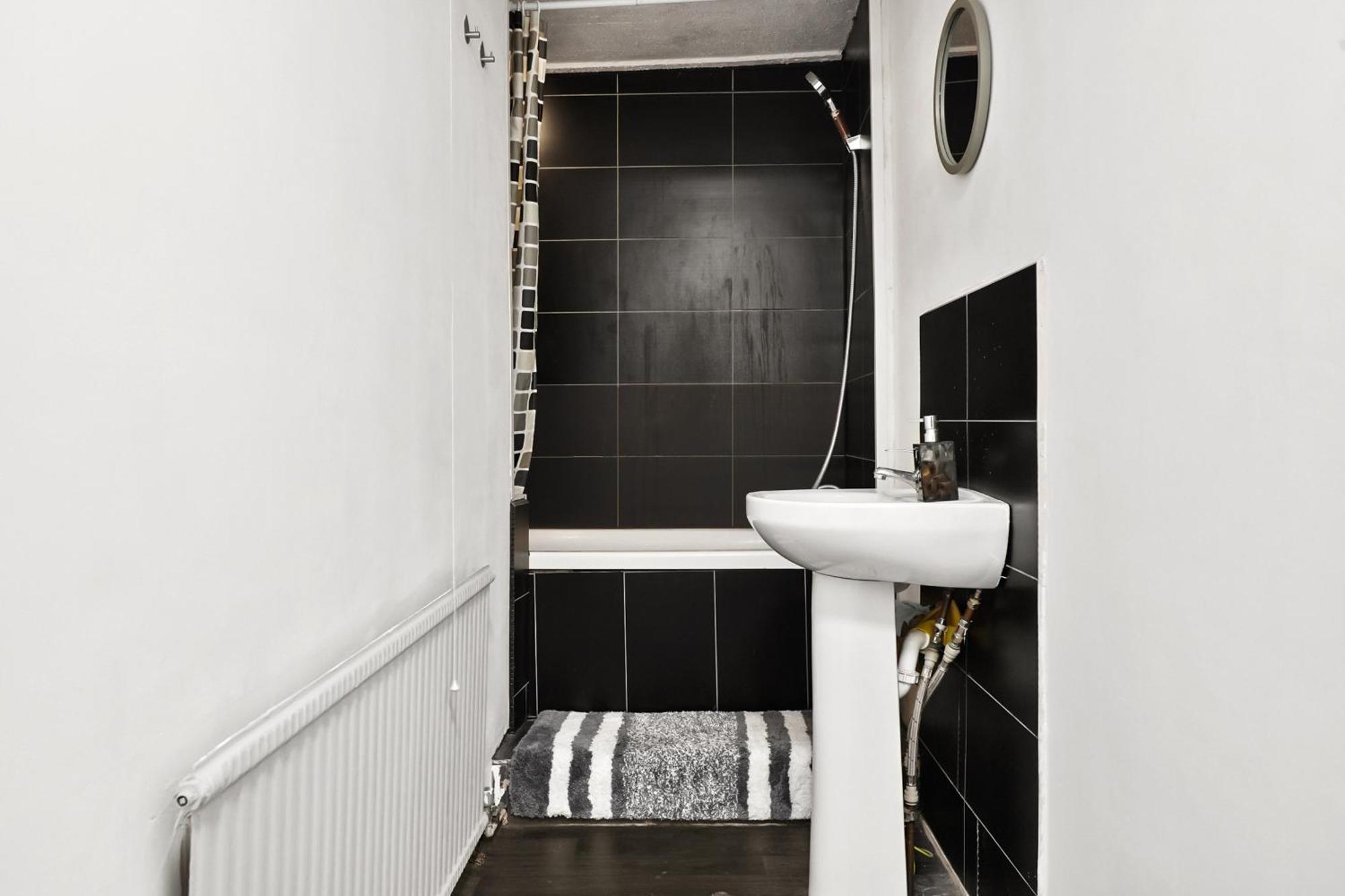 Cozy Twin Bed Retreat In Center * London