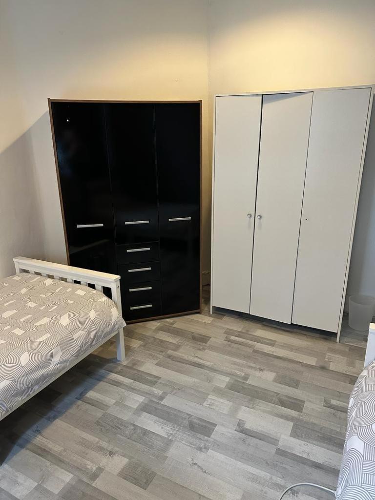 Cozy Twin Bed Retreat In Center London