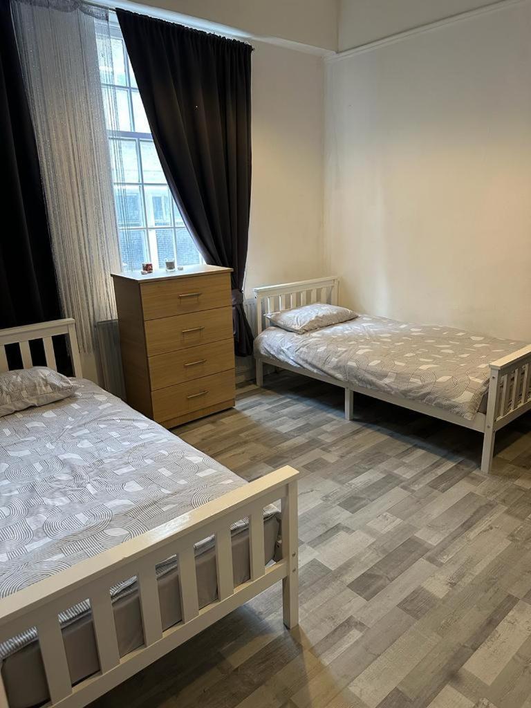 Cozy Twin Bed Retreat In Center * London